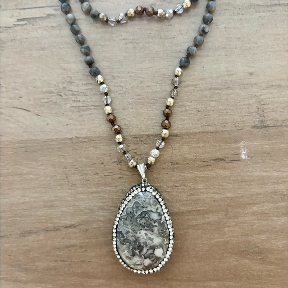 Elegant Beaded Necklace with Pendant - Picture 5 of 7